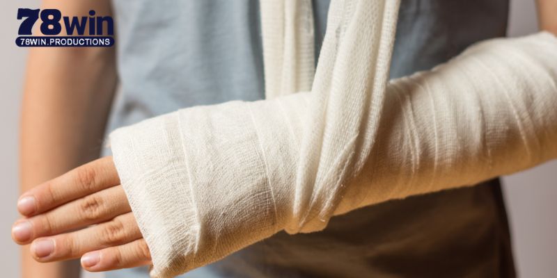 Mơ Bị Gãy Tay Điềm Báo Gì Và Những Con Số Liên Quan Mới Nhất 2025 7 Mộng bản thân té xe gãy tay đánh ngay 12 và 73